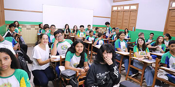 Trabalho de mediação pedagógica ajuda estudantes com deficiência e autismo a acompanhar as aulas e desenvolver autonomia na escola. Foto: Mardilson Gomes/SEE