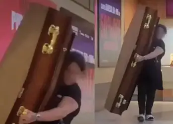 Uma inusitada campanha de marketing em cinemas brasileiros permitiu que clientes comprassem pipoca à vontade por um preço fixo, desde que trouxessem seus próprios recipientes. O evento ganhou destaque na internet quando uma mulher em Santo André tentou utilizar um caixão para carregar o alimento. Foto: Reprodução / Redes Sociais