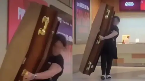 Mulher usa caixão para aproveitar oferta de pipoca no cinema; entenda