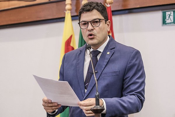 Deputado Eduardo Ribeiro anuncia saída da base do governo e declara apoio à candidatura de Alan Rick
