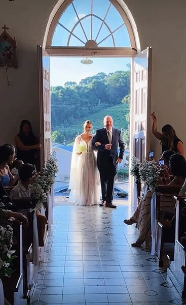 As bodas de prata da advogada Célia Marquezini e do médico Nelson Marquezini foram celebradas na Serra Gaúcha no dia 14