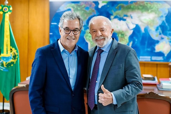 Jorge Viana sinaliza candidatura ao Senado após reunião com Lula e presidente do PT