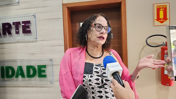 Ministra Luciana Santos anuncia 1.250 km de infovia e R$ 3,3 bilhões em editais durante agenda no Acre