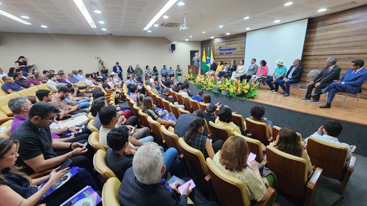 Ministra Luciana Santos anuncia 1.250 km de infovia e R$ 3,3 bilhões em editais durante agenda no Acre