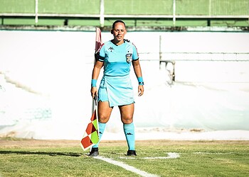 Árbitra acreana desafia preconceitos em campo: “O futebol não é um mundo exclusivamente masculino” 6 Há mais de 16 anos, Roseane vem conquistando o seu espaço dentro da arbitragem - Foto: Arquivo Pessoal