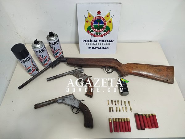 PM apreende três escopetas, munições e granada caseira em área de disputa entre facções em Rio Branco