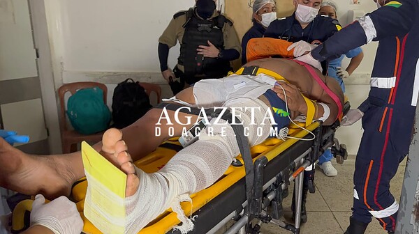 Motociclista fica ferido após colidir na traseira de caminhonete que transportava portas na BR-364