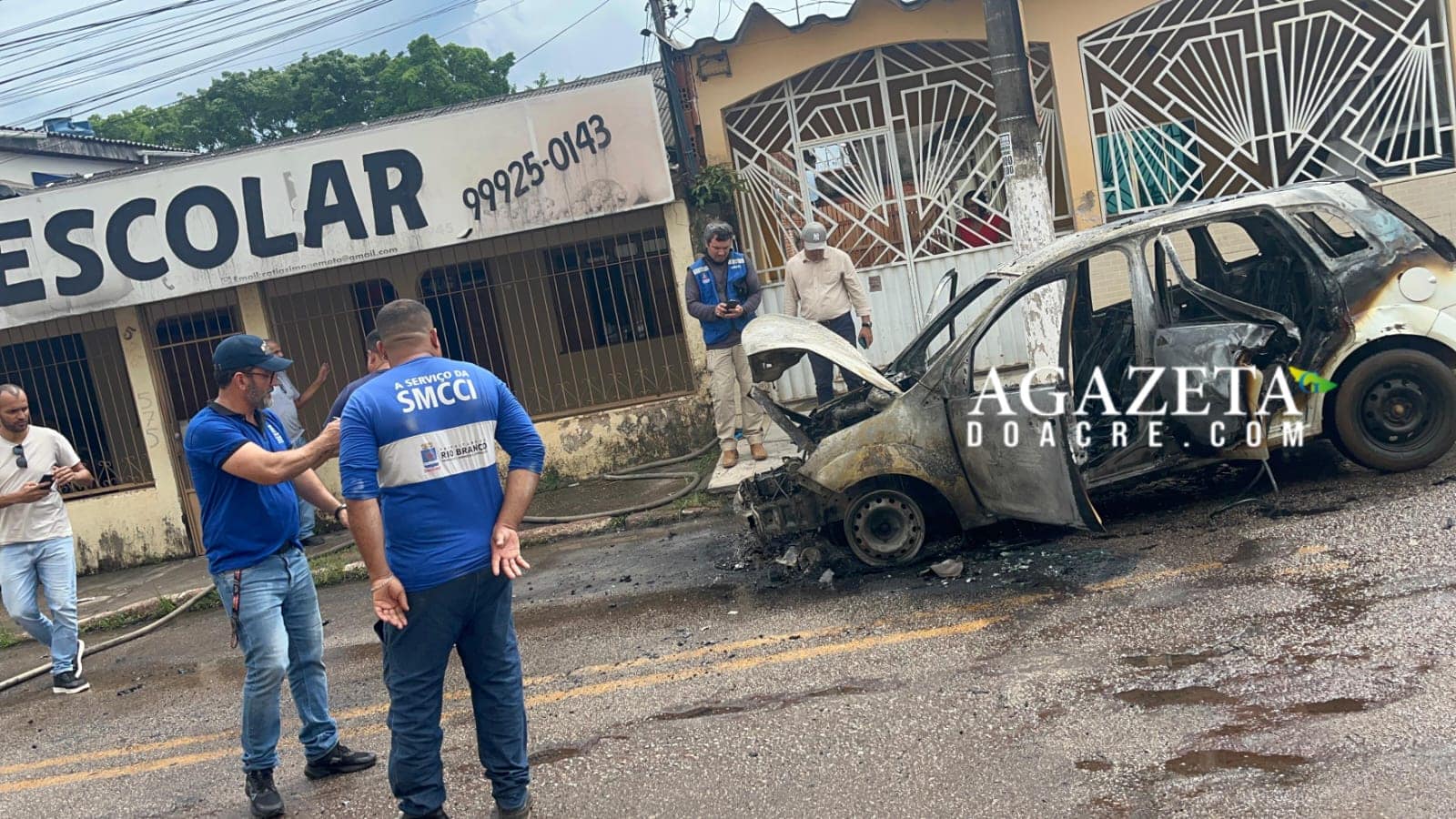 Carro usado em serviço da Prefeitura de Rio Branco pega fogo e fica destruído em rua do bairro Bela Vista
