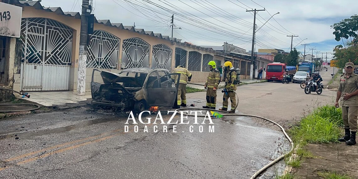 Carro usado em serviço da Prefeitura de Rio Branco pega fogo e fica destruído em rua do bairro Bela Vista