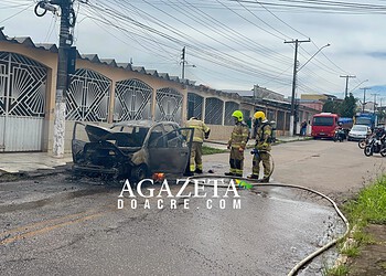 Carro usado em serviço da Prefeitura de Rio Branco pega fogo e fica destruído em rua do bairro Bela Vista