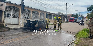 Carro usado em serviço da Prefeitura de Rio Branco pega fogo e fica destruído em rua do bairro Bela Vista