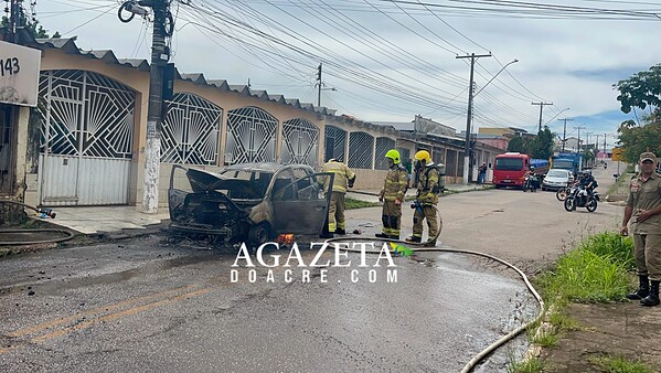 Carro usado em serviço da Prefeitura de Rio Branco pega fogo e fica destruído em rua do bairro Bela Vista