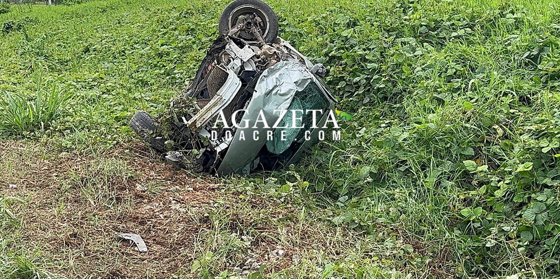 Táxi bate de frente com outro ao tentar desviar de moto na BR-364, no Acre