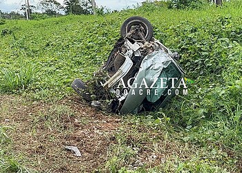 Táxi bate de frente com outro ao tentar desviar de moto na BR-364, no Acre