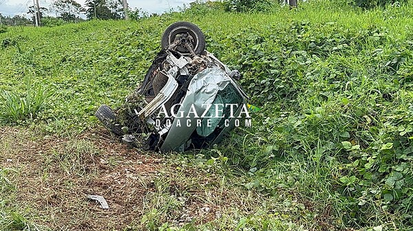 Táxi bate de frente com outro ao tentar desviar de moto na BR-364, no Acre