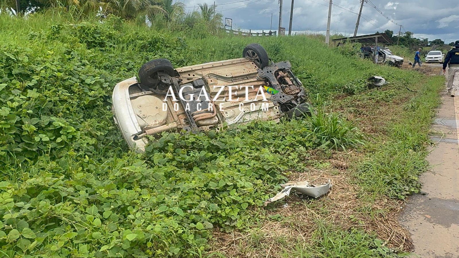 Táxi bate de frente com outro ao tentar desviar de moto na BR-364, no Acre