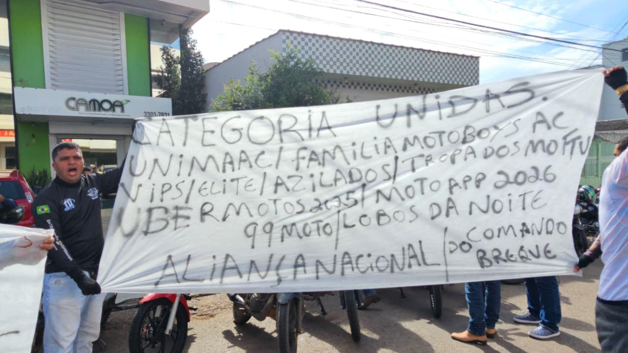 Motociclistas de aplicativo protestam na Câmara de Rio Branco contra projeto que regulamenta serviço