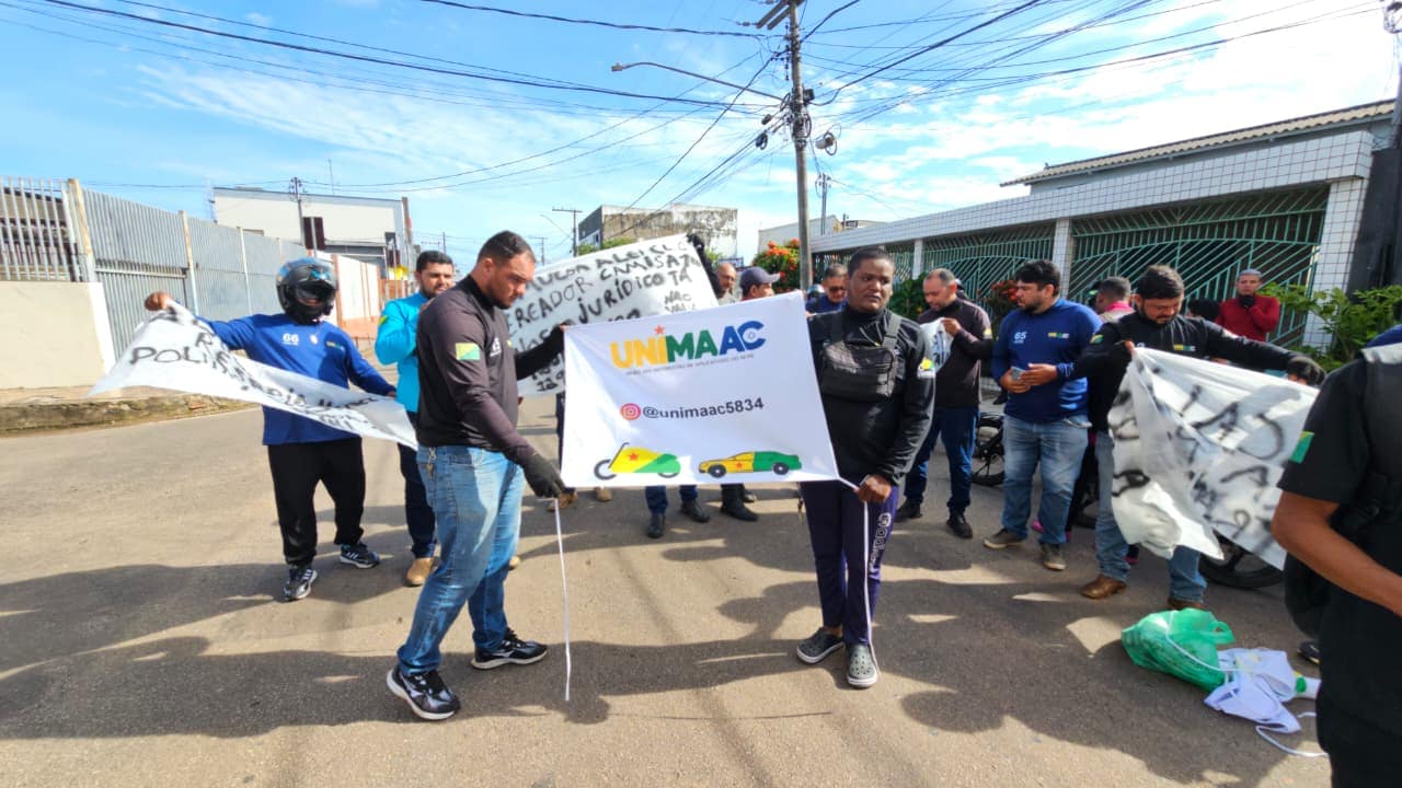 Motociclistas de aplicativo protestam na Câmara de Rio Branco contra projeto que regulamenta serviço