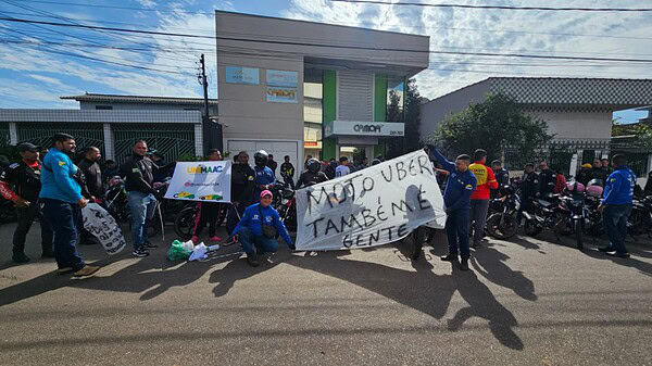 Motociclistas de aplicativo protestam na Câmara de Rio Branco contra projeto que regulamenta serviço