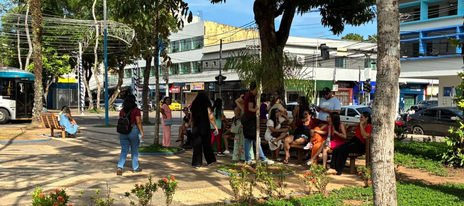 Servidores da educação municipal cobram reajuste e cumprimento do piso em protesto na prefeitura de Rio Branco