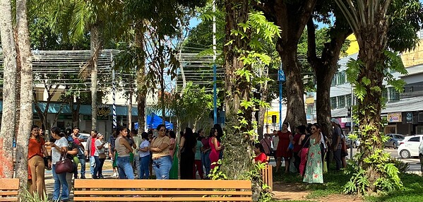 Servidores da educação municipal cobram reajuste e cumprimento do piso em protesto na prefeitura de Rio Branco