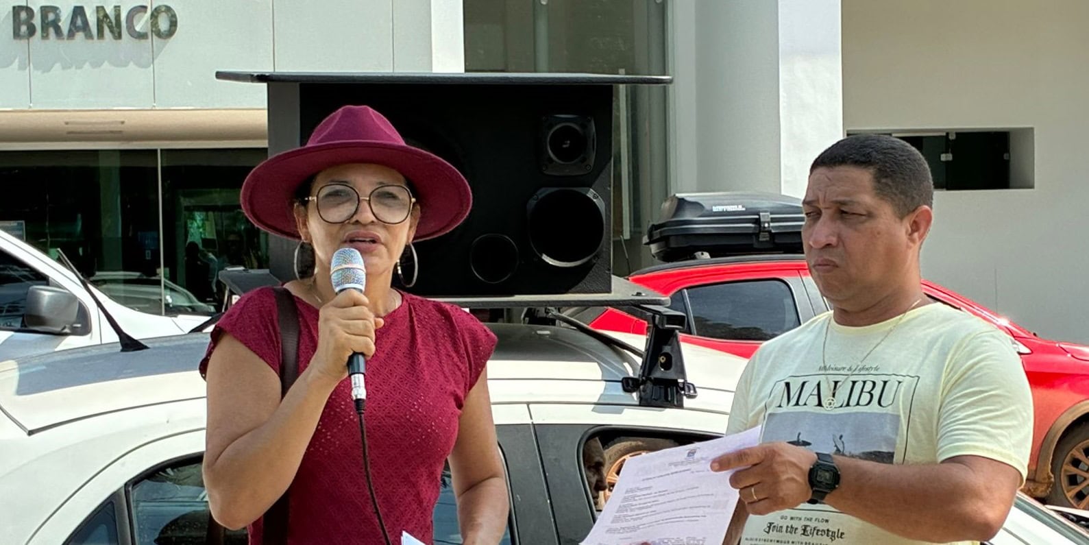 Servidores da educação municipal cobram reajuste e cumprimento do piso em protesto na prefeitura de Rio Branco