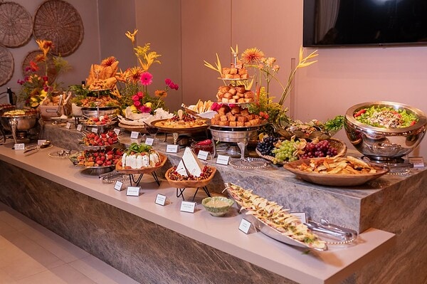 Marina Monteiro celebra aniversário em atmosfera “Tropical Chic” em Rio Branco