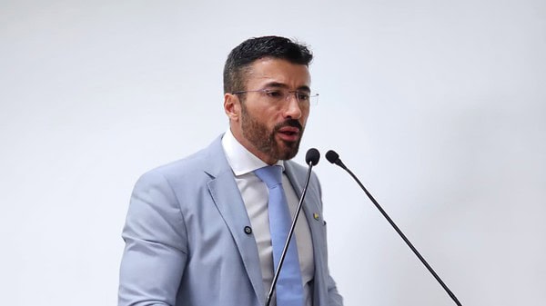 “Tem dinheiro para obras, mas não para educação”, diz Zé Lopes ao cobrar valorização de assistentes de creche em Rio Branco