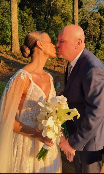 As bodas de prata da advogada Célia Marquezini e do médico Nelson Marquezini foram celebradas na Serra Gaúcha no dia 14