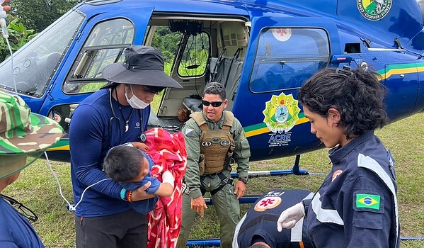 Criança indígena de 5 anos é resgatada de helicóptero após acidente grave em área isolada no Acre