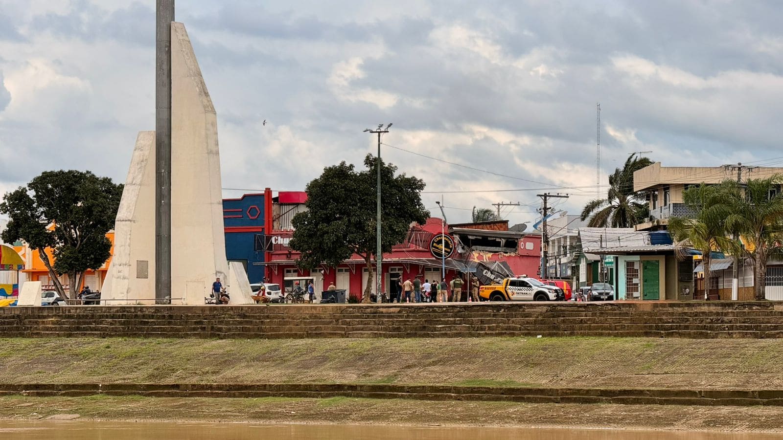VÍDEO: Parte da cobertura de churrascaria desaba no Segundo Distrito de Rio Branco e mobiliza bombeiros