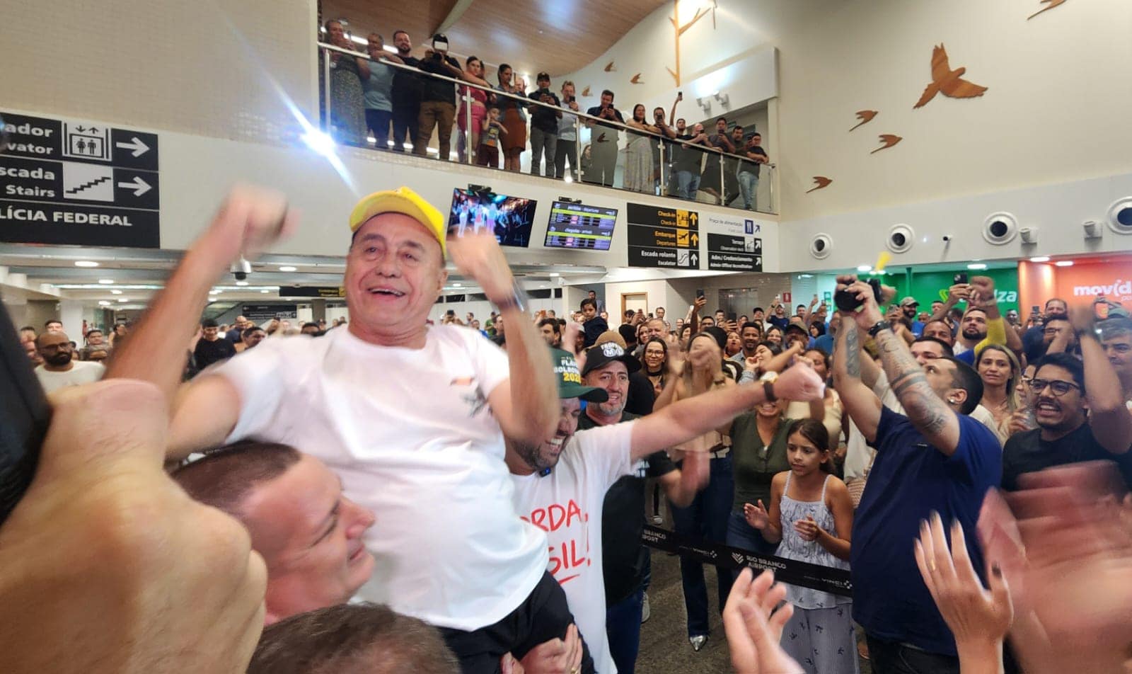 Bocalom chega a Rio Branco após filiação ao PSDB e é recebido por apoiadores com coro “o Bocalom voltou”; VÍDEO