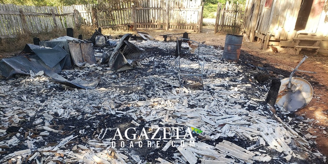 Filho encontra corpo de pai carbonizado após incêndio destruir casa em área rural no Acre 1 Filho encontra corpo de pai carbonizado após incêndio destruir casa em área rural no Acre