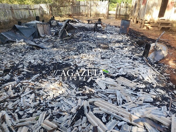 Filho encontra corpo de pai carbonizado após incêndio destruir casa em área rural no Acre