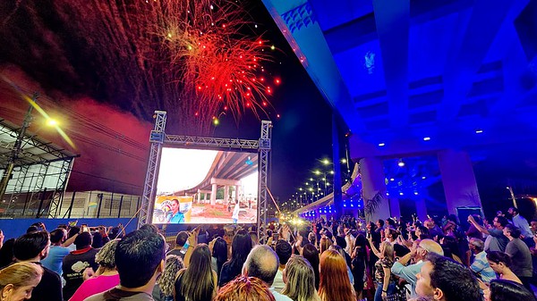 Queima de fogos marca inauguração do viaduto Mamedio Bittar, em Rio Branco