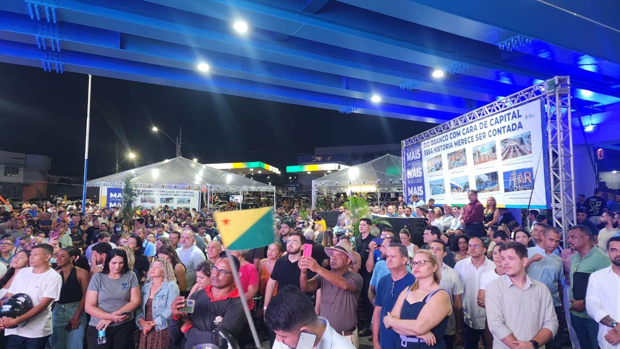 Queima de fogos marca inauguração do viaduto Mamedio Bittar, em Rio Branco