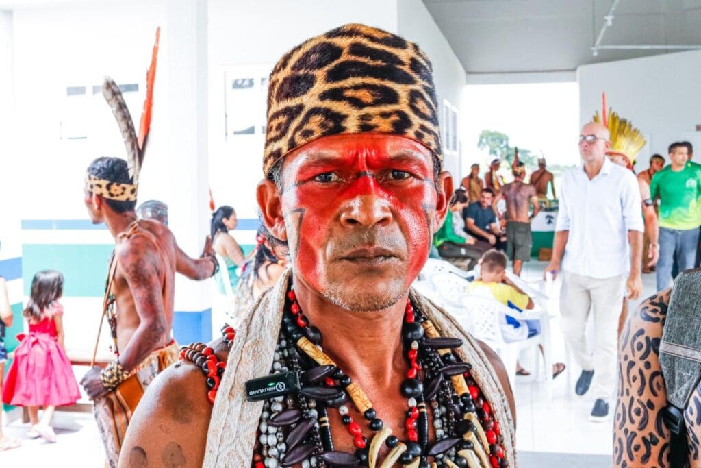 Escola indígena é entregue na Terra Nukini no Acre e passa a atender comunidades do Alto Rio Moa