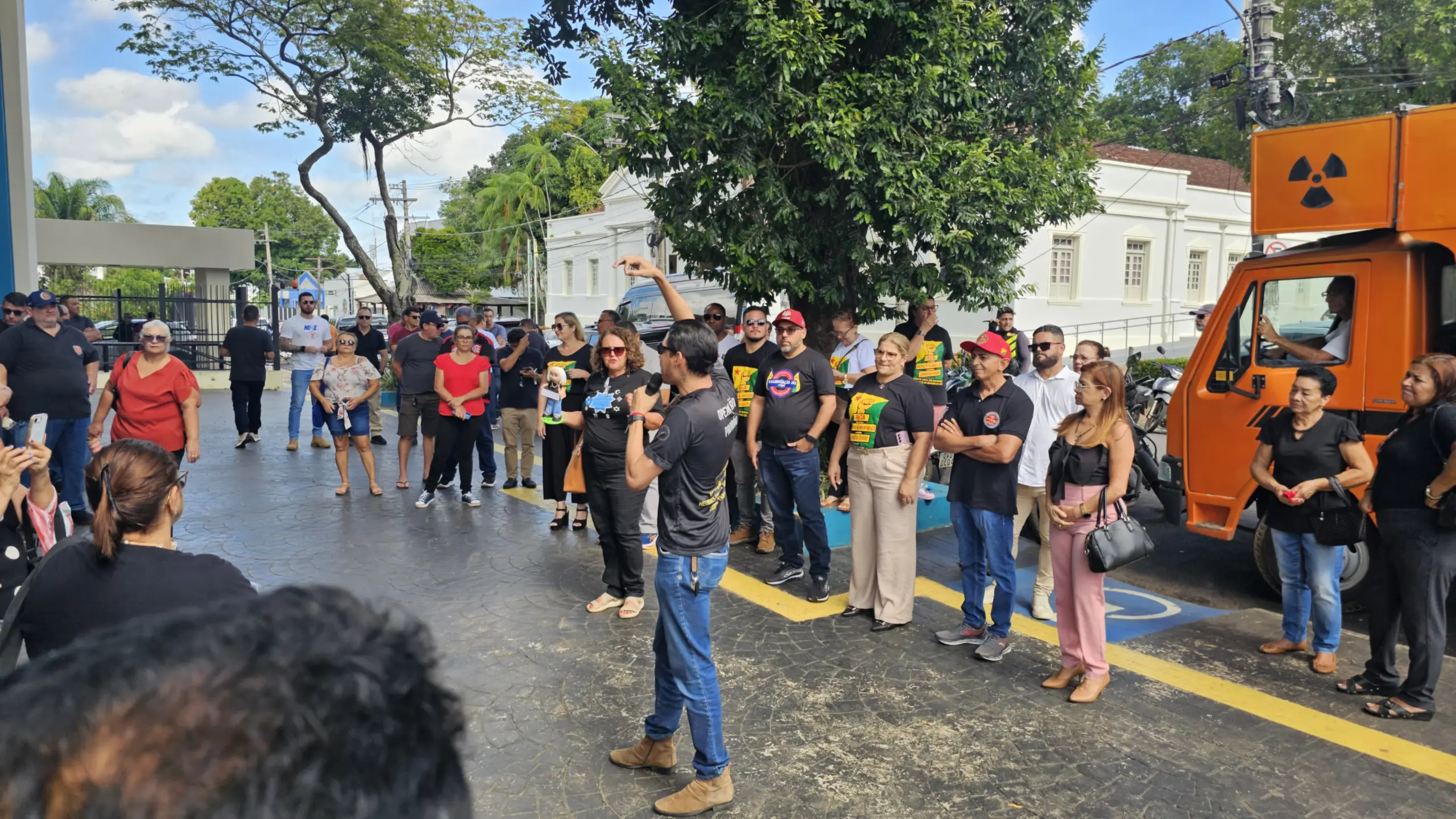Servidores pressionam governo por reajuste de auxílios em protesto na Aleac: “Ou é hoje ou ficamos sem nada em 2026”