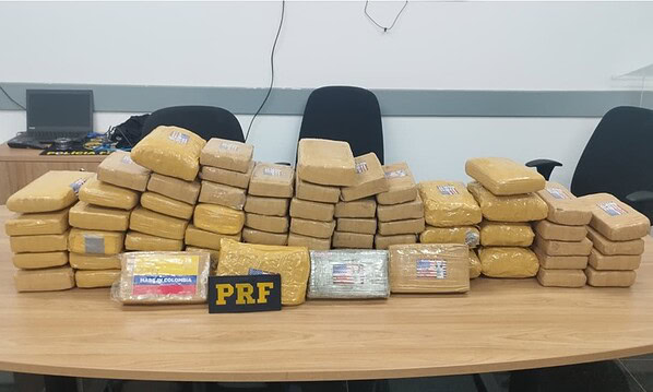 Mais de 70 quilos de skunk são apreendidos em caixas dentro de carro rebocado no Acre; suspeitos são presos