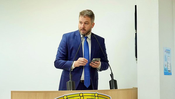 Vereador Felipe Tchê alerta para golpes com uso de inteligência artificial contra pessoas que aguardam decisões judiciais