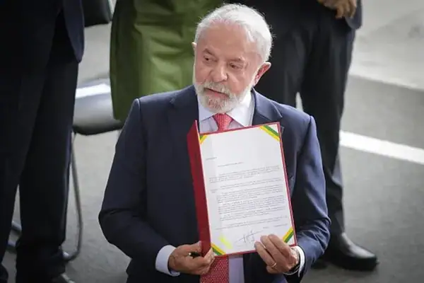 Lula assina decretos de regulamentação do ECA Digital; veja o que muda
