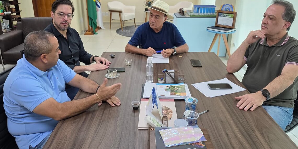 Bocalom reúne equipe para discutir paralisação dos ônibus após decisão da Ricco Transportes