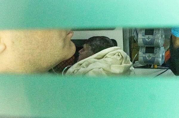 Com vômitos e calafrios, Bolsonaro é internado em hospital do DF