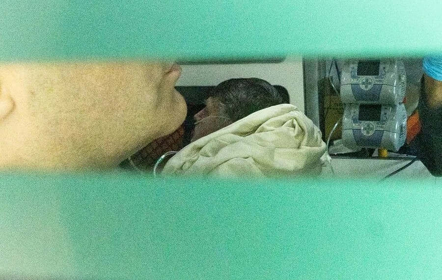 Com vômitos e calafrios, Bolsonaro é internado em hospital do DF