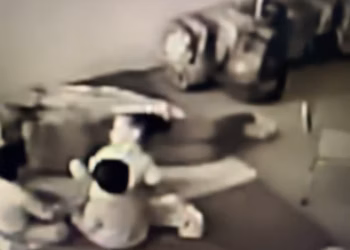 Imagens mostram momento em que professora puxa aluna pelo cabelo em Sorocaba (SP) — Foto: Reprodução