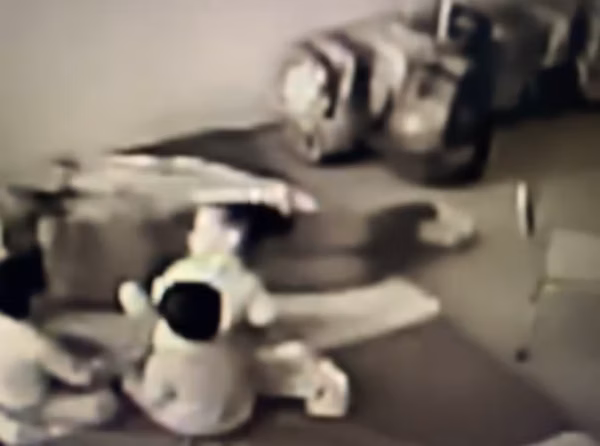 VÍDEO: professora é flagrada puxando cabelo de aluna de 4 anos em escola