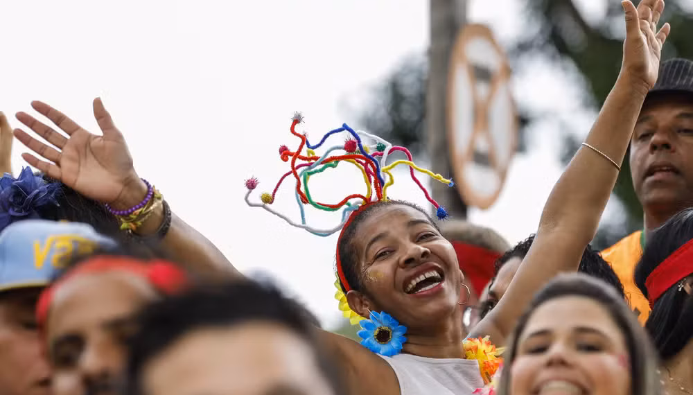 População brasileira é a 7ª mais feliz do mundo, diz pesquisa 1 Foliões aproveitam o bloco do Bell Marques no pós-carnaval de São Paulo. — Foto: Marcelo Chello/Estadão Conteúdo