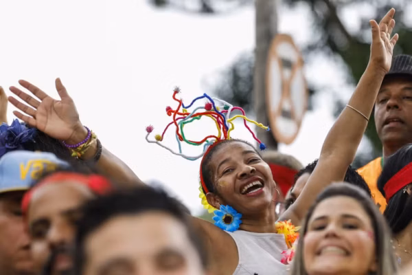 População brasileira é a 7ª mais feliz do mundo, diz pesquisa