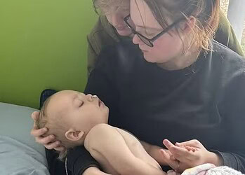 Jack e Zuzanna com Lettie — Foto: Reprodução/Mirror