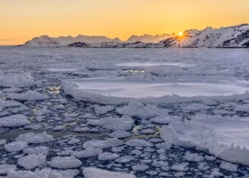 Mudança climática está deixando os dias mais longos - e isso nunca aconteceu tão rápido em 3,6 milhões de anos 2 Derretimento do gelo nos polos redistribui a massa dos oceanos e desacelera levemente a rotação da Terra, alongando os dias. — Foto: Markus Trienke/Wikimedia